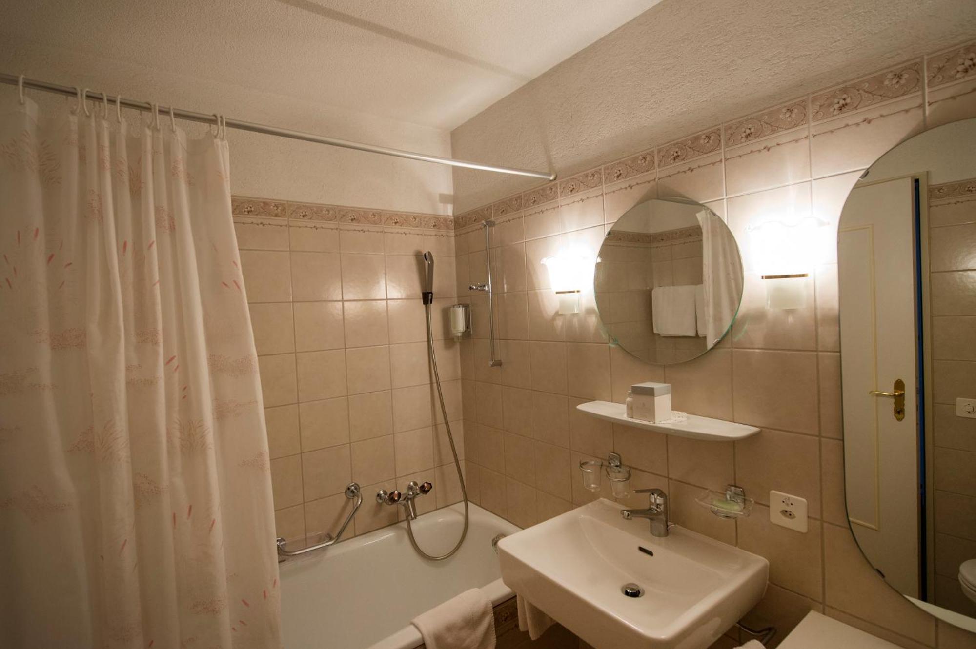 Romantik Hotel & Restaurant Sternen Kriegstetten Стая снимка
